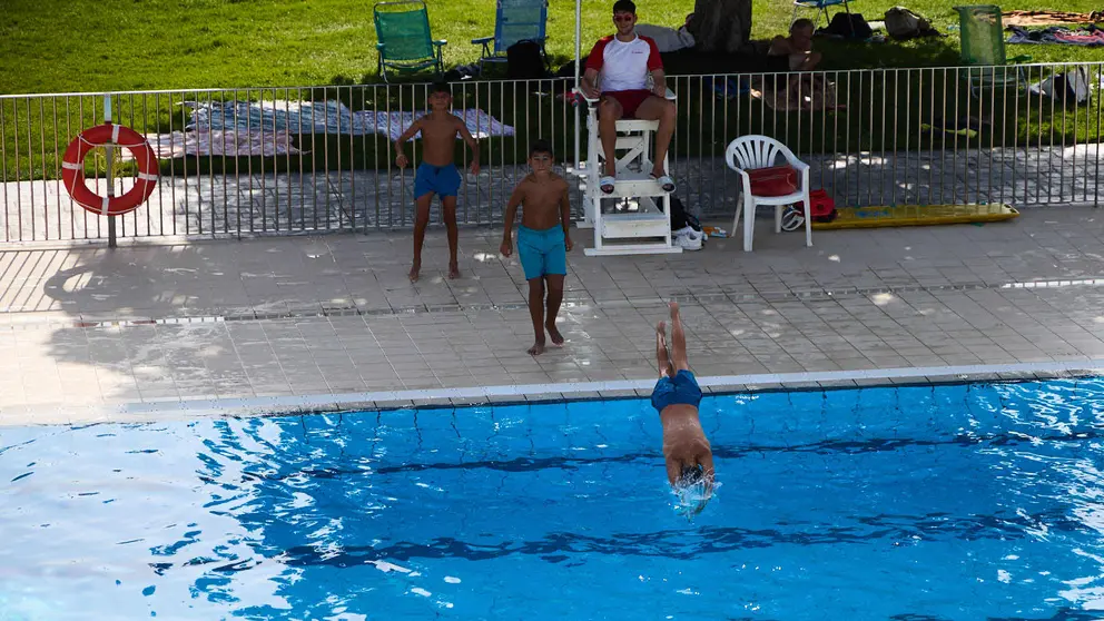 Una piscina de Pamplona durante la de calor de Agosto de 2025. IÑIGO ALZUGARAY