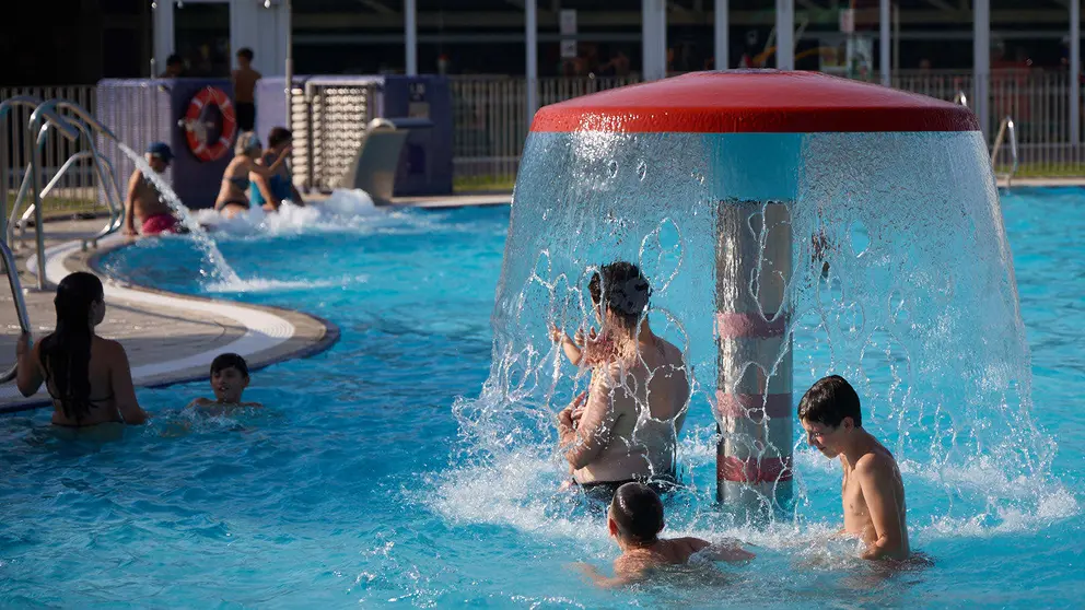 Una piscina de Pamplona durante la de calor de Agosto de 2025. IÑIGO ALZUGARAY
