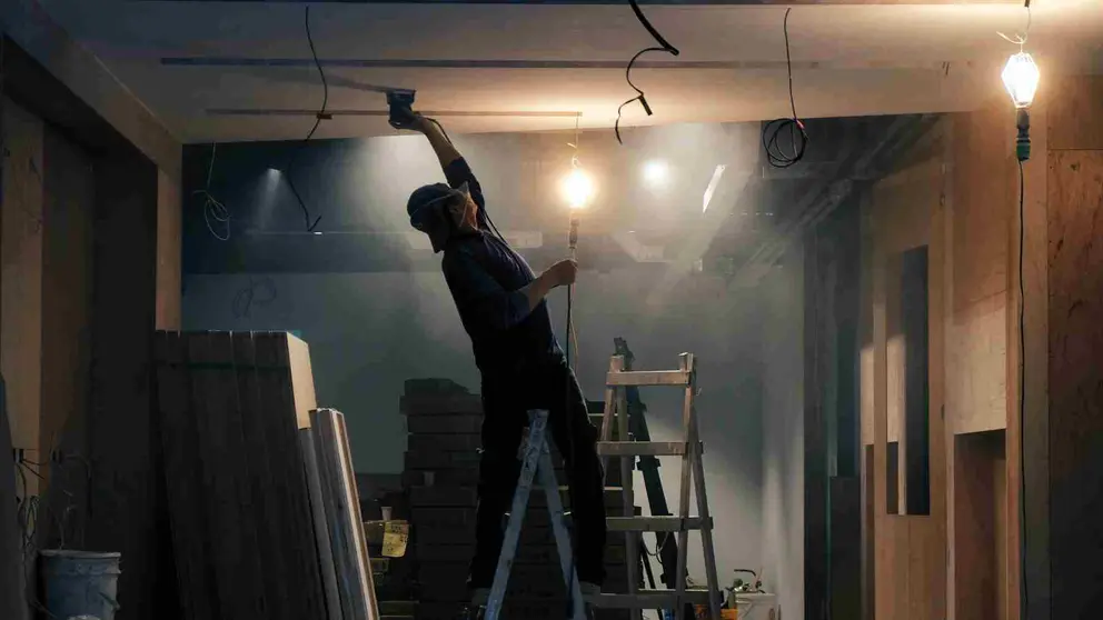 Un obrero trabajando en la reforma del interior de una casa. H&CO / UNSPLASH