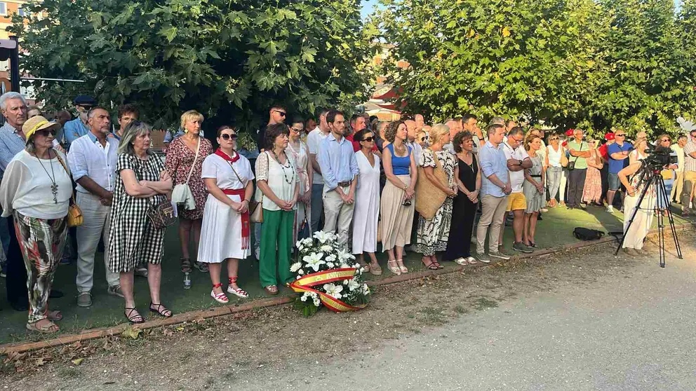 Homenaje en memoria del subteniente del Ejército Francisco Casanova (asesinado por ETA), organizado por Vecinos de Paz en Berriozar. PABLO LASAOSA