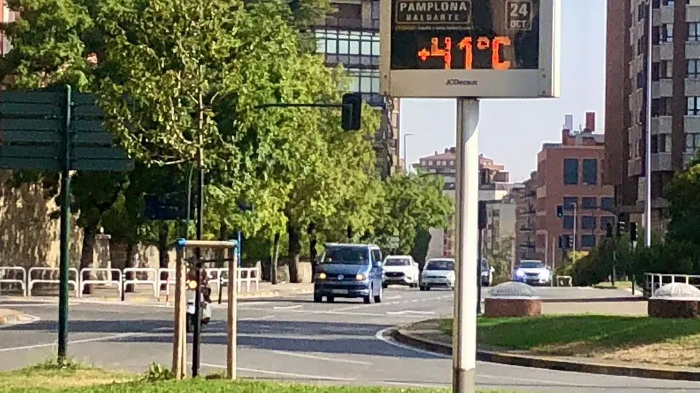 Un termómetro en la Plaza de los Fueros de Pamplona marca los 41 grados. IÑIGO ALZUGARAY