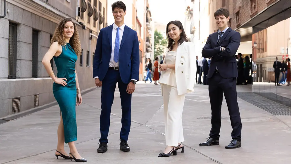 De izda. a dcha. Júlia Laguna, Albert Gimó, Belén Luengo y Gonzalo Plaza cursarán estudios de posgrado en el extranjero, todos ellos relacionados con el desarrollo de la inteligencia artificial. Fundación la Caixa