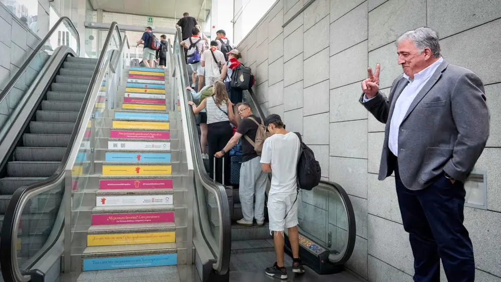 Fotomontaje con una imagen de Joseba Asirón sobre otra de viajeros en la estación de autobuses de Pamplona. NAVARRA.COM