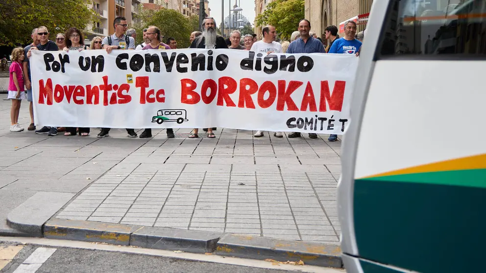 Concentración de trabajadores del servicio de Transporte Urbano Comarcal para exigir un convenio justo. IÑIGO ALZUGARAY