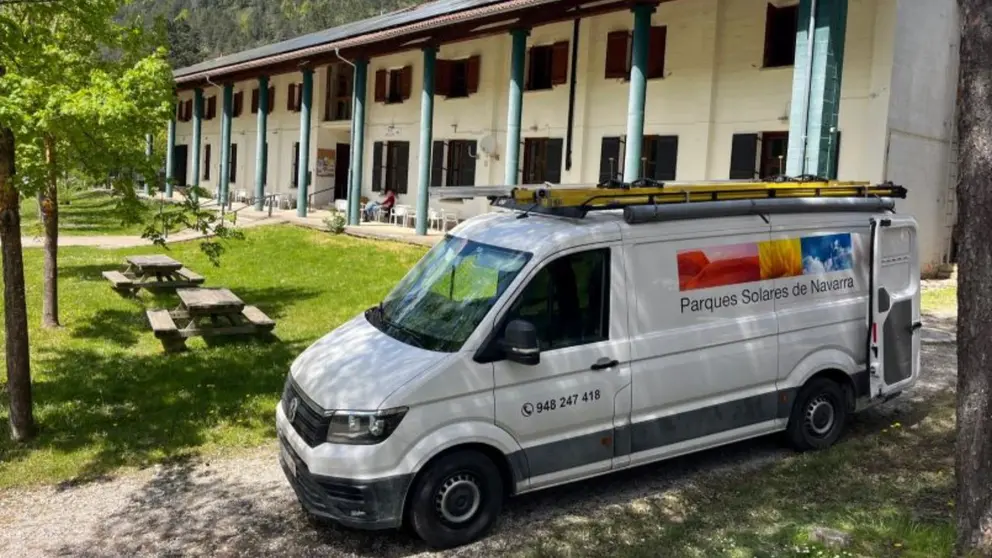 Imagen de la instalación de placas solares en el camping de Isaba. CEDIDA