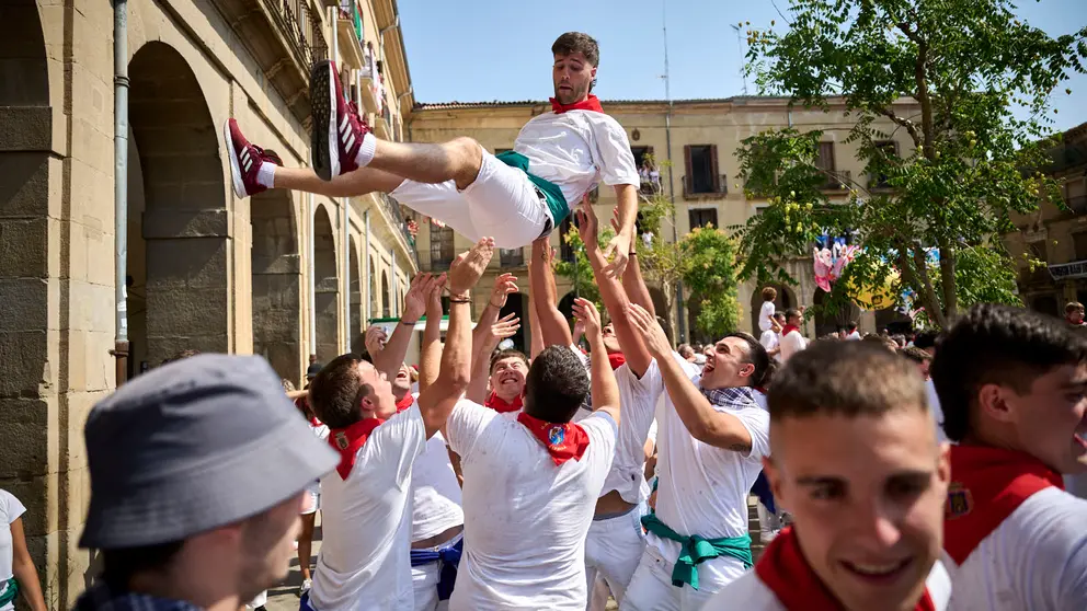 Cientos de personas participan en el chupinazo de fiestas de Tafalla 2025 a cargo de a Peña Sport. PABLO LASAOSA