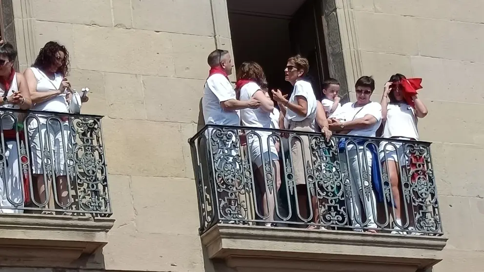 La presidenta de Navarra, María Chivite, asiste al Chupinazo de Tafalla 2025 desde un balcón del consistorio. NAVARRA.COM