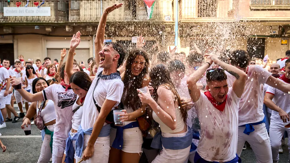 Cientos de personas participan en el chupinazo de fiestas de Tafalla 2025 a cargo de la Pe&ntilde;a Sport. PABLO LASAOSA