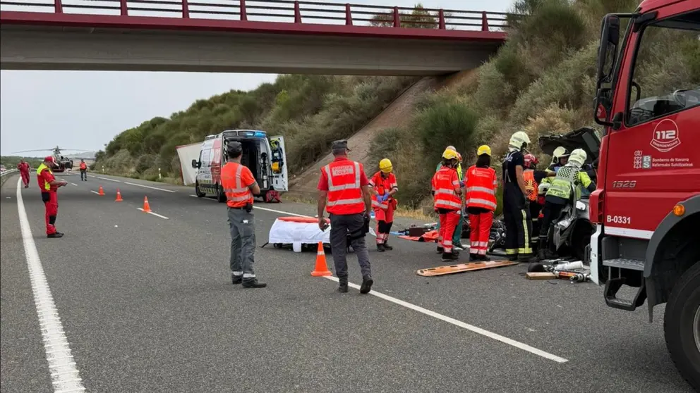 Una mujer pierde la vida en un grave accidente entre coche y camión en una carretera de Navarra