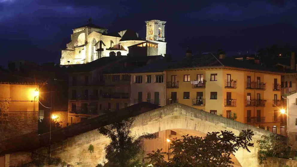 Iglesia de San Miguel de Estella y el puente de la cárcel iluminados por la noche. AYUNTAMIENTO DE ESTELLA
