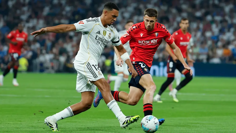 El defensa británico del Real Madrid Trent Alexander-Arnold (i) controla el balón junto a Abel Bretones, de Osasuna, durante el partido de la primera jornada de LaLiga que Real Madrid y Atlético Osasuna disputan hoy martes en el estadio Santiago Bernabéu. EFE/Mariscal