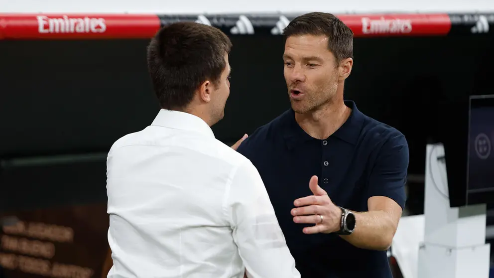 El entrenador del Real Madrid, Xabi Alonso (d) saluda al del Osasuna, el italiano Alessio Lisci , antes de comenzar el partido de la primera jornada de LaLiga que Real Madrid y Atlético Osasuna disputan hoy martes en el estadio Santiago Bernabéu. EFE/Mariscal