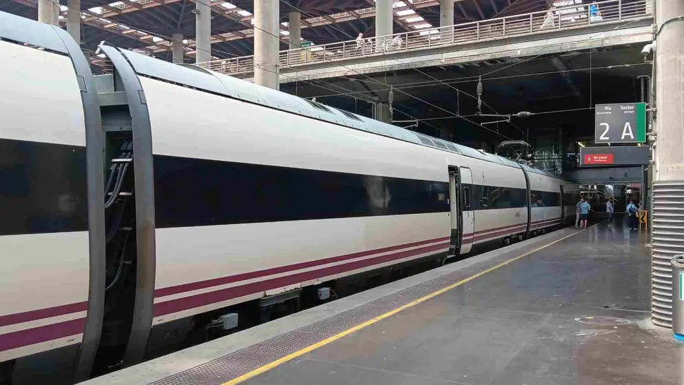 Tren Alvia Madrid - Pamplona estacionado en la vía 2 de la estación de Atocha. CEDIDA