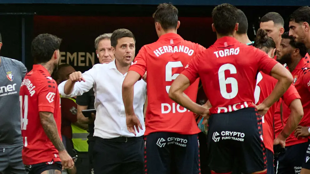 Alessio Lisci (entrenador CA Osasuna) durante el partido de La Liga EA Sports entre CA Osasuna y Valencia CF disputado en el estadio de El Sadar en Pamplona. IÑIGO ALZUGARAY
