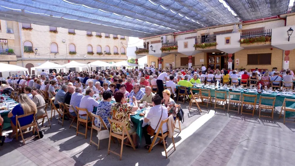 Imagen de la comida popular en otra edición del Día del Tomate de Cadreita. AYUNTAMIENTO DE CADREITA
