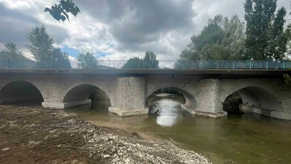 Cohesión Territorial refuerza la estructura del puente sobre el río Larraun en la NA-2410 en Irurtzun.