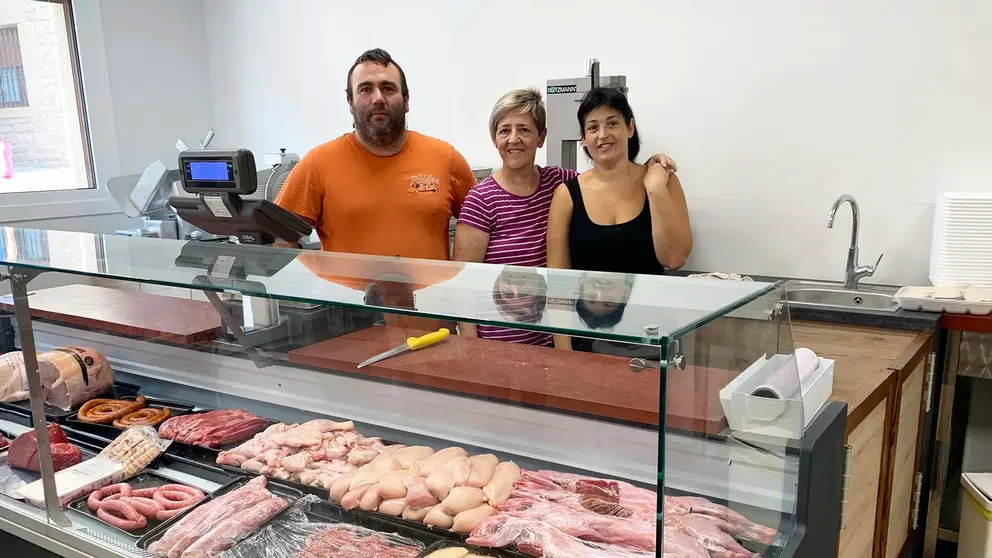 Iñaki, Maite y María en la carnicería - supermercado que dirigen en Dicastillo. Navarra.com