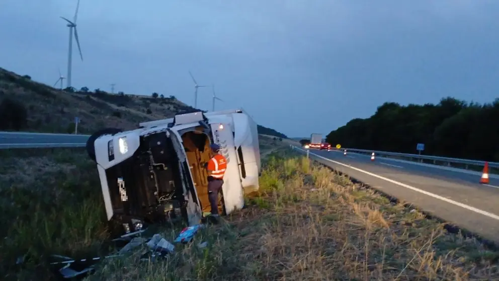 Imagen del camión accidentado que conducía el joven pamplonés que ha perdido la vida. POLICÍA FORAL