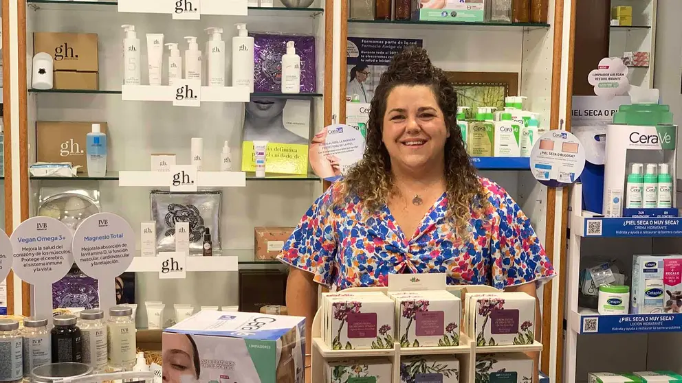 Lourdes Blanco en el interior de su farmacia en Murieta. Navarra.com