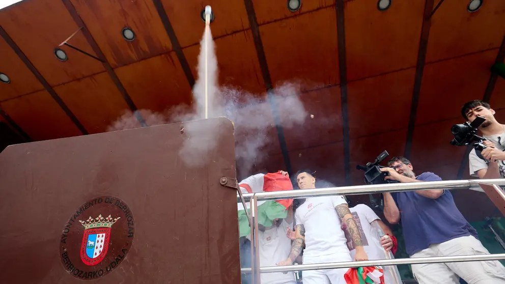 Inicio de las fiestas de Berriozar 2025 con el lanzamiento del chupinazo en la Plaza Eguzki a cargo de la peña Zulo Alai Elkartea que celebra su 50º aniversario.IÑIGO ALZUGARAY