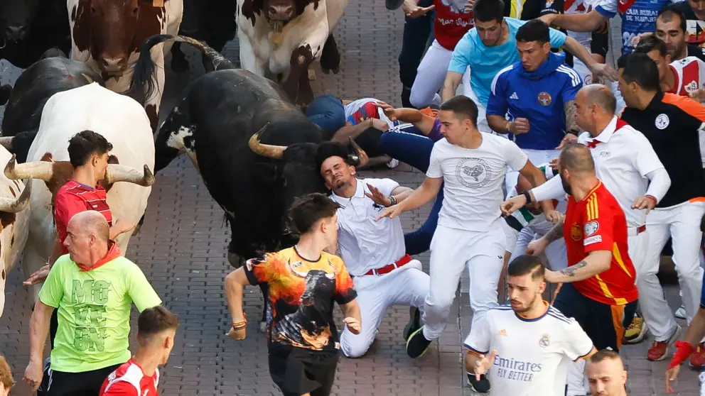 Los corredores son perseguidos por los toros durante el quinto encierro de San Sebastián de los Reyes este jueves. EFE/ David Fernández