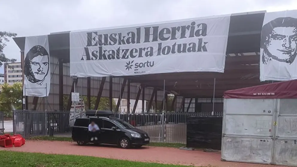 Imagen de las pancartas proetarras colocadas en el colegio público de Mendillorri. UPN
