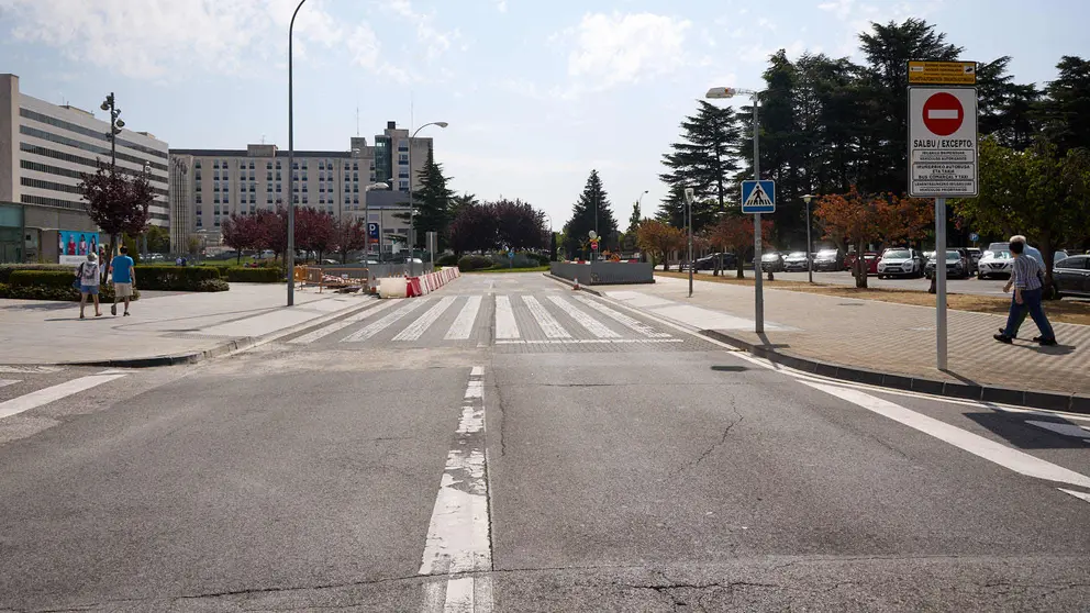 Zona de hospitales restringida al tráfico de vehículos particulares entre las rotondas de la avenida de Barañáin y Boticario Viñaburu en Pamplona. IÑIGO ALZUGARAY
