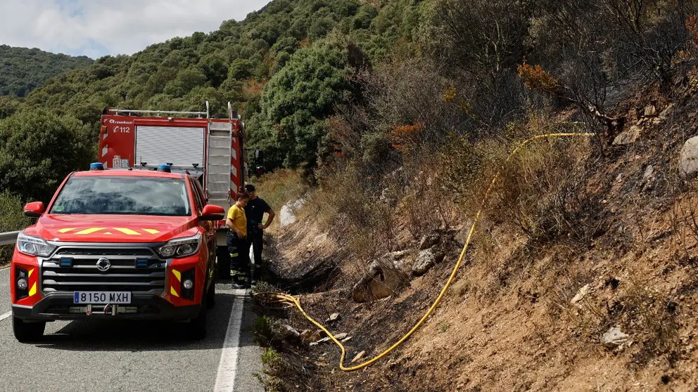 Los bomberos de Navarra y los medios del Gobierno central han controlado el incendio declarado en el puerto de Etxauri, en Ciriza, que afecta a monte bajo y sin riesgo para las viviendas de la zona. EFE/ Villar López