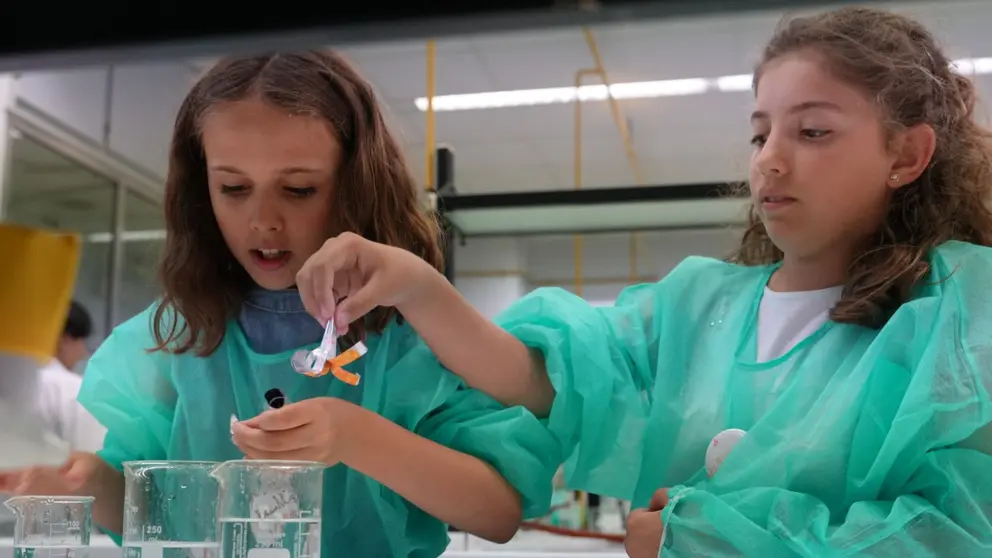 Imagen de dos niñas disfrutando de los campamentos Cienceando. UNIVERSIDAD DE NAVARRA