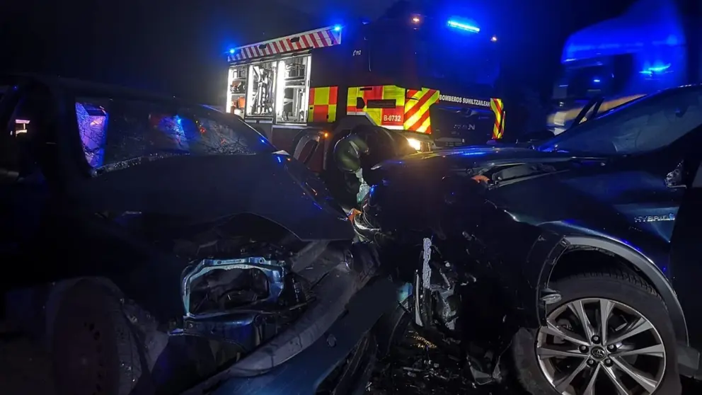 Imagen de los dos coches siniestrados en la N-121-A. BOMBEROS DE NAVARRA