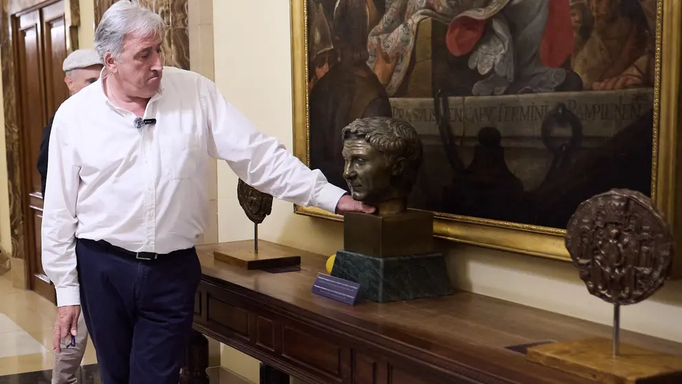 El alcalde de Pamplona, Joseba Asiron, guía la primera de las visitas guiadas que el Ayuntamiento organiza con motivo de la celebración del aniversario del Privilegio de la Unión. IÑIGO ALZUGARAY