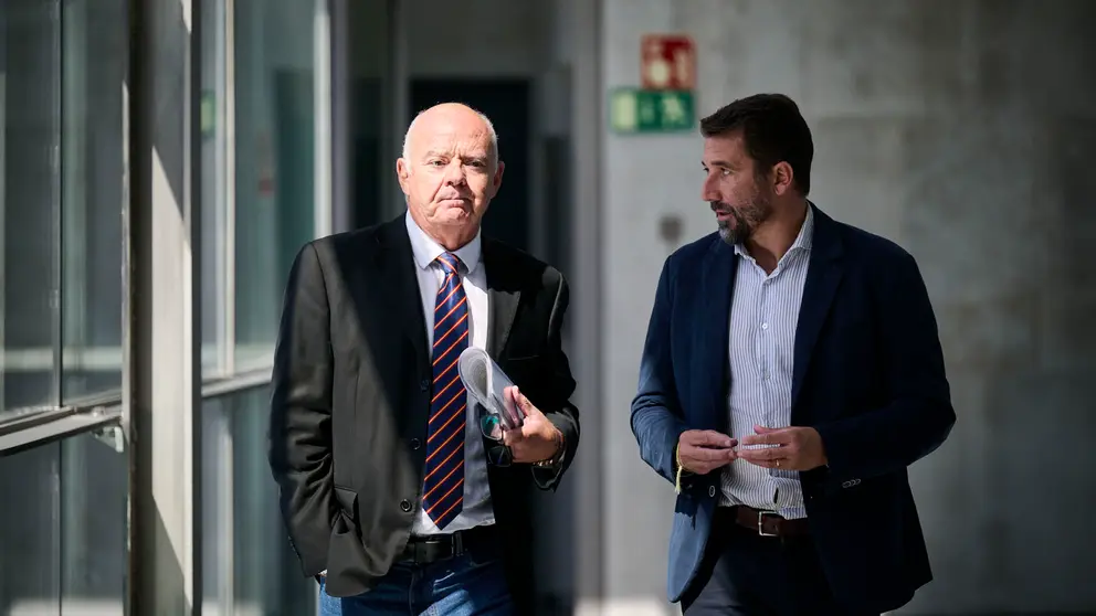 Emilio Jiménez de VOX en su llegada a la comparecencia para que la presidenta del Gobierno de Navarra, María Chivite , valore la aplicación de la Ley Foral 16/2019, de 26 de marzo, de reconocimiento y reparación de las víctimas por actos de motivación política provocados por grupos de extrema derecha o funcionarios públicos.  PABLO LASAOSA