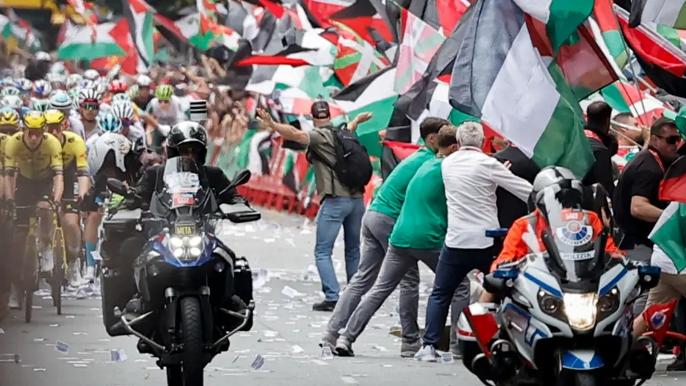 La iniciativa Gernika Palestina ha invadido este miércoles un tramo de la Gran Vía de Bilbao al paso de la Vuelta ciclista por la capital vizcaína en protesta por la participación del equipo Israel Premier Tech y en apoyo a Palestina por lo que ha tenido que intervenir la Ertzaintza. EFE/Miguel Toña
