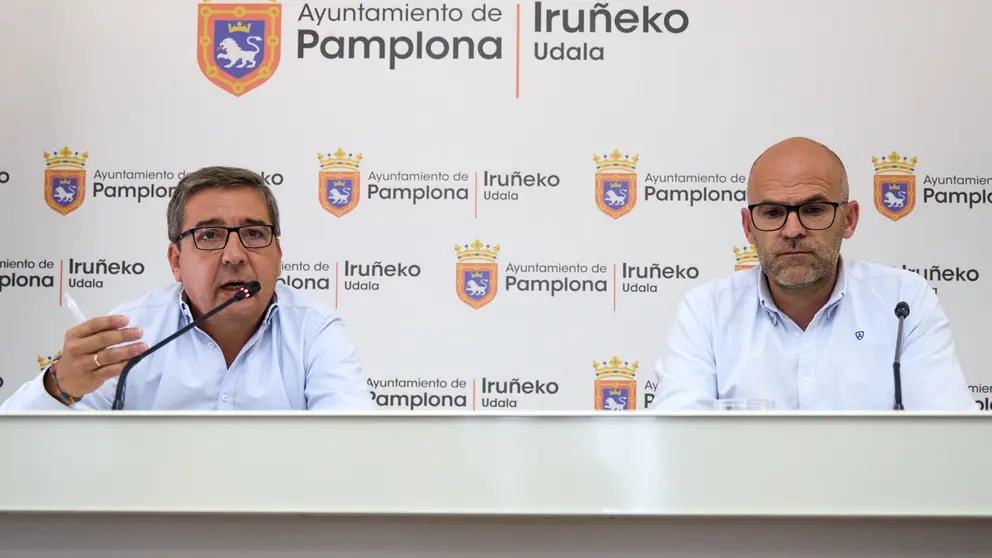 Los concejales de UPN, Carlos Salvador y Fernando Aranguren, ofrecen una rueda de prensa para denunciar contrataciones irregulares en el Ayuntamiento de Pamplona. IÑIGO ALZUGARAY