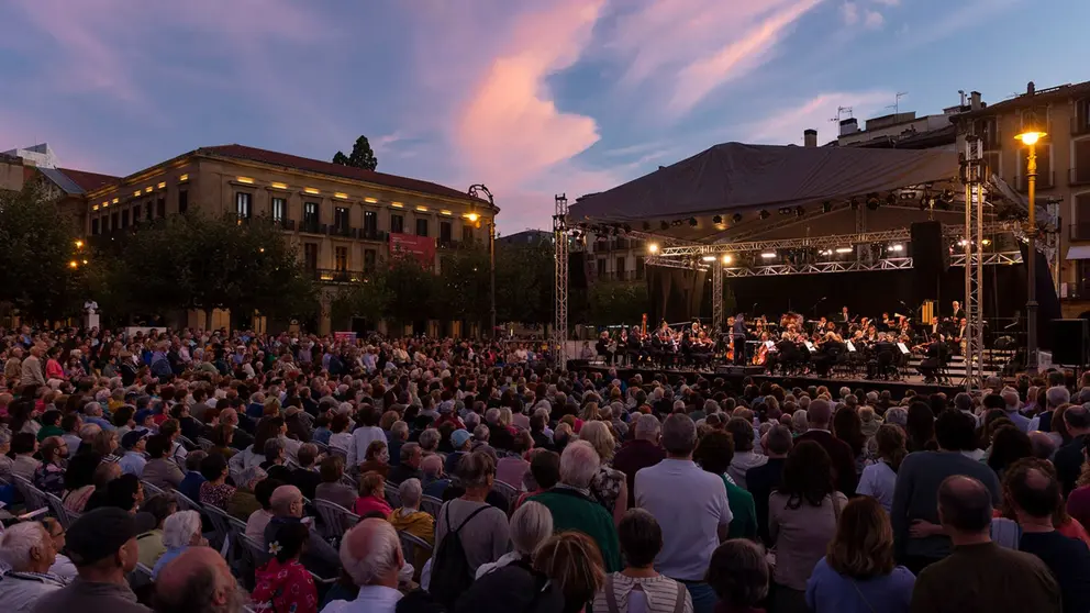 La Pamplonesa, la Orquesta Sinfónica de Navarra y Natalia Lacunza protagonizan los tres conciertos que acoge la plaza del Castillo con motivo del Privilegio de la Unión. CEDIDA