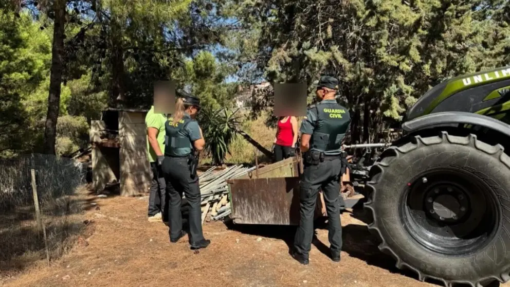 La Guardia Civil investiga a un joven de 22 años por robar 700 postes de viña y daños en un finca agrícola de Arróniz.
- GUARDIA CIVIL