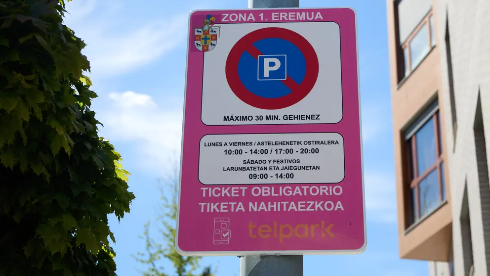 Nueva zona rosa de estacionamiento limitado en Sarriguren. IÑIGO ALZUGARAY