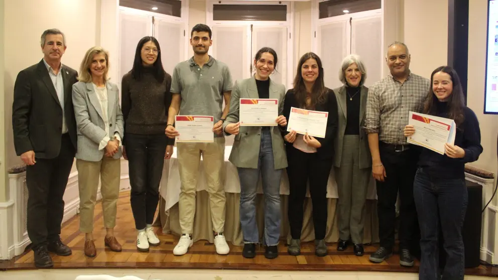 Foto de familia con los MIR premiados por el Colegio de Médicos de Navarra. CEDIDA