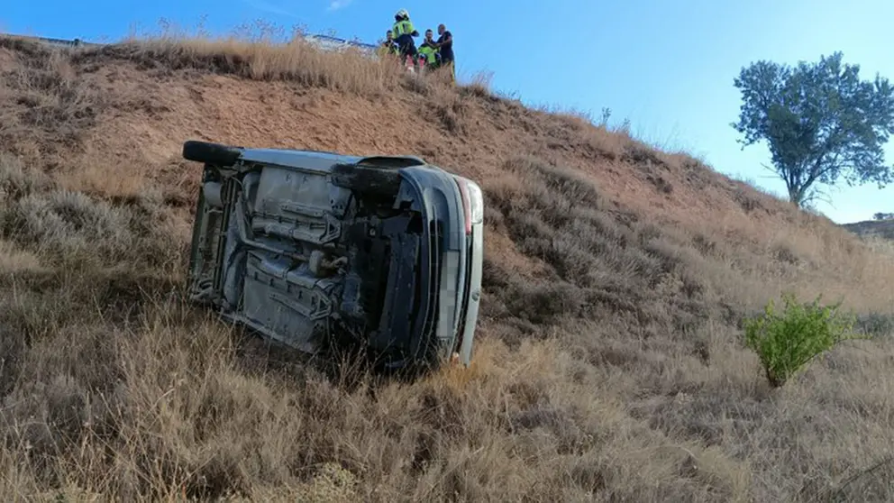 Imagen del coche en el terraplén de Dicastillo tras el accidente. BOMBEROS DE NAVARRA