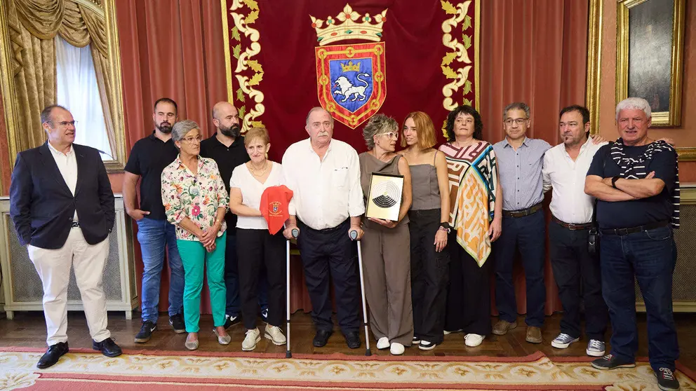 Acto de entrega del Pañuelo de Pamplona 2025 concedido a título póstumo a Mari Ganuza Senosiáin y que ha recogido su familia. IÑIGO ALZUGARAY