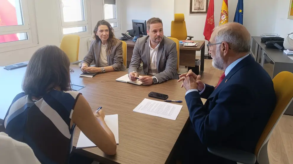 Imagen de la reunión del alcalde de Tudela, Alejandro Toquero, con el consejero de Salud, Fernando Domínguez. AYUNTAMIENTO DE TUDELA