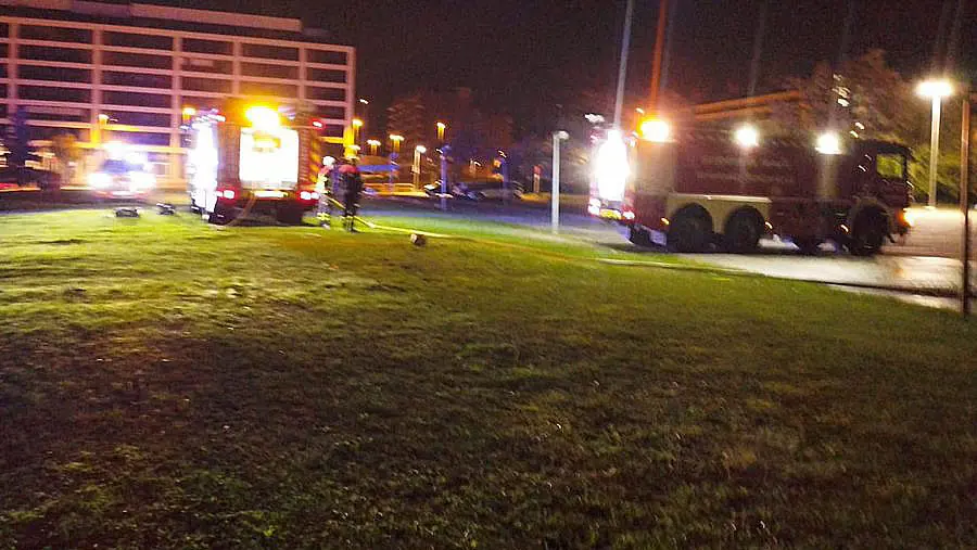 Los bomberos trabajan en un incendio declarado cerca de la cafetería de la UPNA. CEDIDA