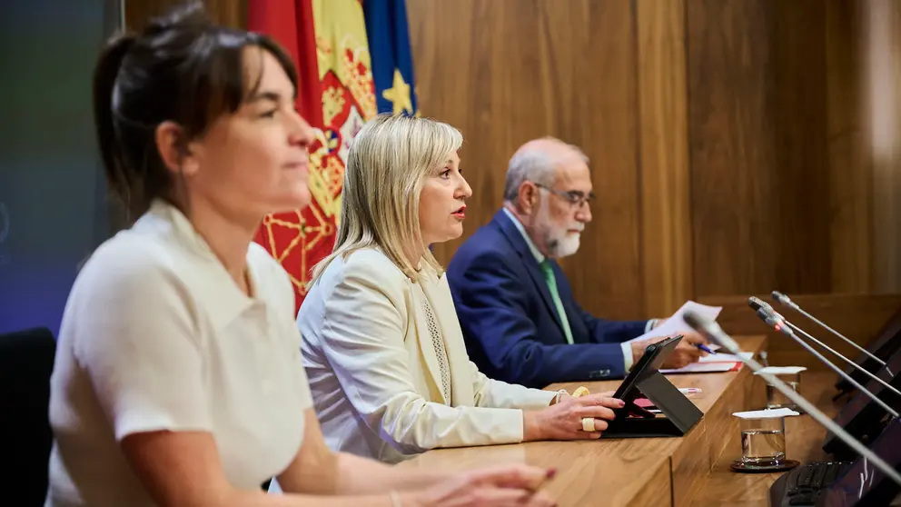 La consejera de Vivienda y Políticas Migratorias, Begoña Álvaro; la consejera de Interior y portavoz del Gobierno, Amparo López; y el consejero de Salud, Fernando Domínguez, comparecen en rueda de prensa tras la sesión de gobierno. PABLO LASAOSA