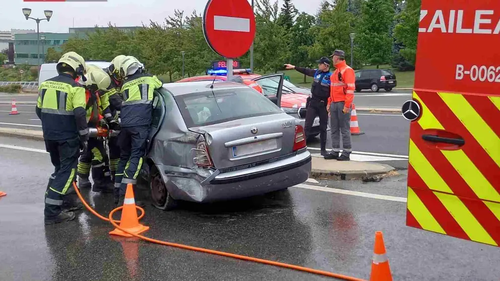 Efectivos de bomberos y Policía Foral atienden el accidente de Zizur Mayor. POLICÍA FORAL