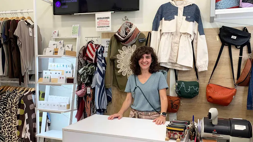 Iranzu Aured en la tienda Txaro Moda en el barrio pamplonés de la Rochapea. Navarra.com