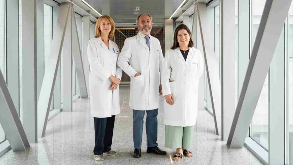 La Dra. Margarita Sánchez del Río, especialista del Departamento de Neurología, y los doctores Nicolás Pérez y Melissa Blanco, especialistas del Departamento de Otorrinolaringología de la Clínica Universidad de Navarra. CUN