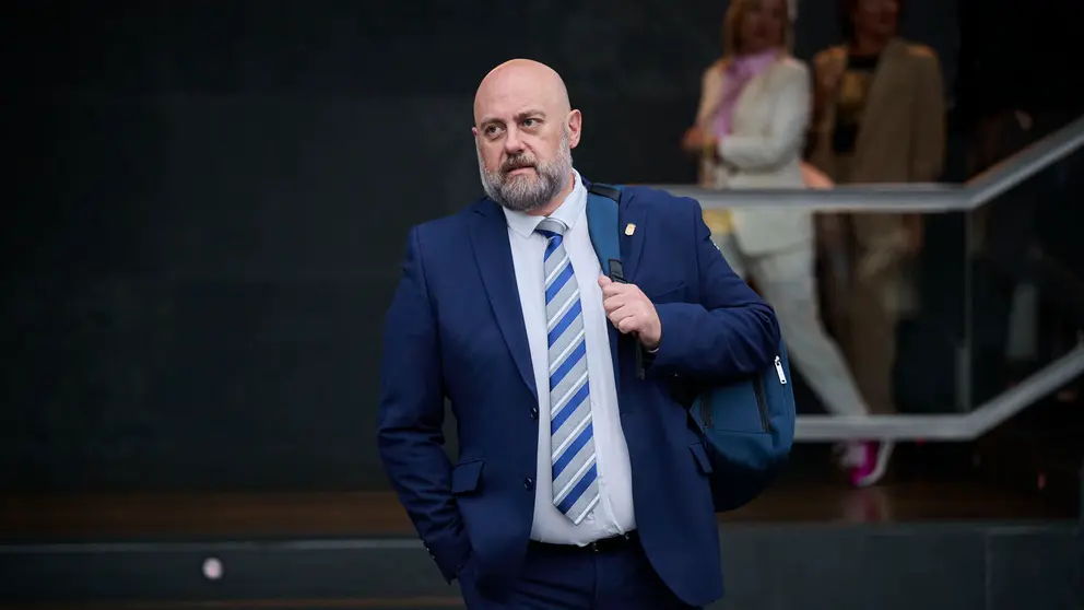 El consejero de Economia y Haciendo José Luis Arasti minutos antes de comenzar el pleno del Parlamento. PABLO LASAOSA