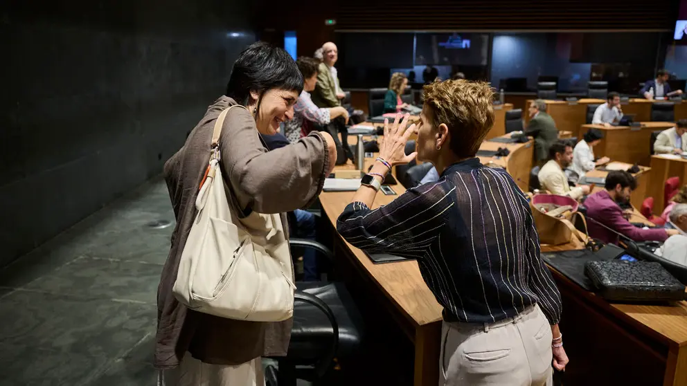 La presidenta María Chivite junto a Laura Aznal de EH Bildu minutos antes de comenzar el pleno del Parlamento. PABLO LASAOSA
