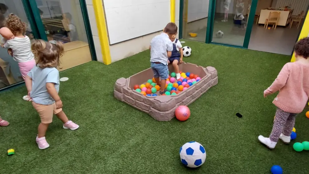 Imagen de varios niños jugando en la Escuela Infantil de Ablitas. CEDIDA