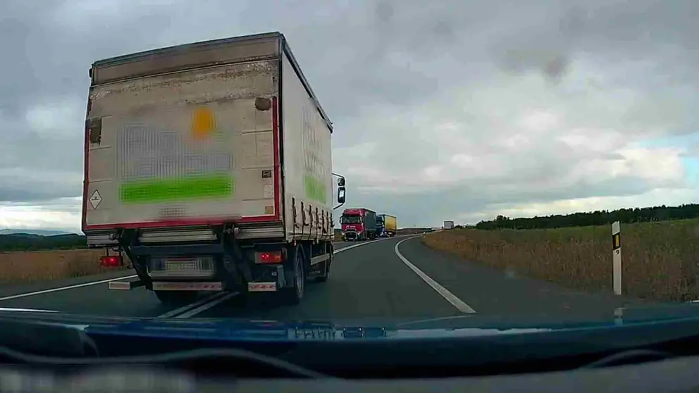 Fotograma del vídeo en el que se ve al camión adelantando sobre doble línea continua y con dos camiones que le venían de frente. GUARDIA CIVIL